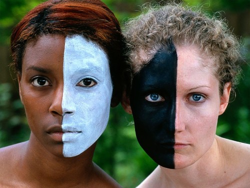escritores-da-liberdade:  Somos todos iguais, porém a sociedade hoje em dia insiste em impor regras contrárias. 