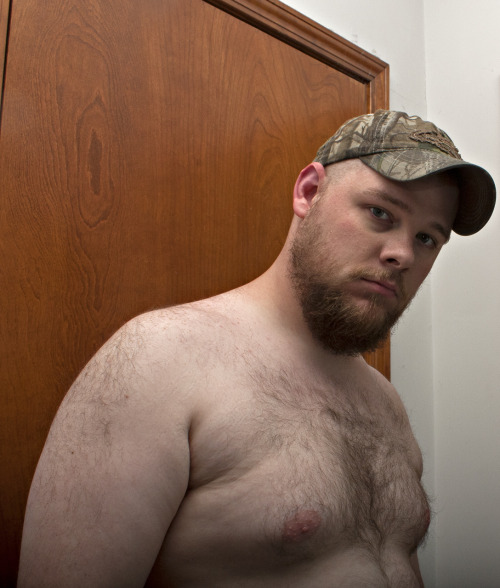 hoosiercub:  GPOY & FYFF for you guys.. I got bored after work tonight and figured I’d take some new pics, letting the beard grow out.. so here’s my fatass ;-) 