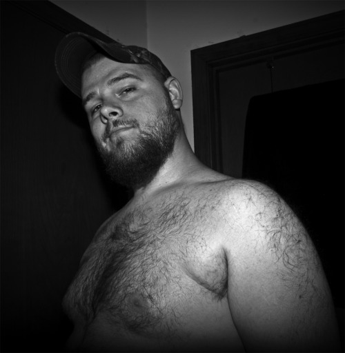 hoosiercub:  GPOY & FYFF for you guys.. I got bored after work tonight and figured I’d take some new pics, letting the beard grow out.. so here’s my fatass ;-) 