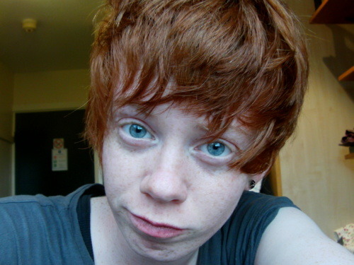 singlegirlswholikegirls:  Hey I’m Elissa, just turned 20 and just moved to Wales for Uni this year :)  Mind my hair uni buggered it up.
