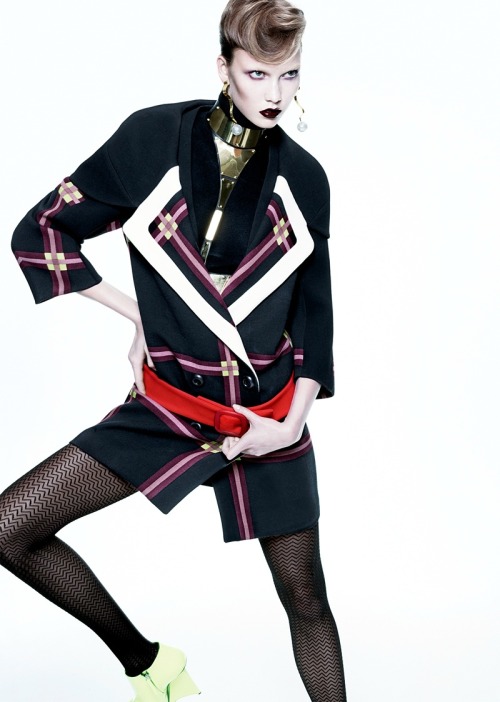 Karlie Kloss - Black patterned zig-zag tights and coat