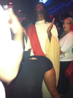 apeholeanonymous:   actionbitch:  twerkin for jesus.  same 