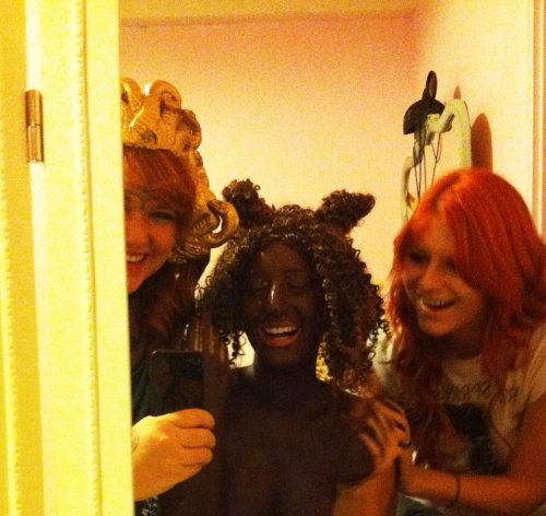 the girl in the middle is supposed to be scary spice….    