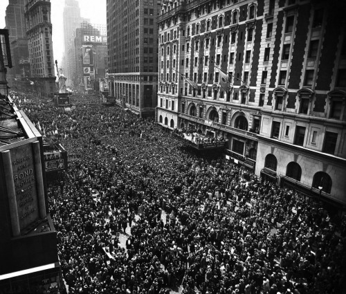 VE Day; Times Square, NY photo by Herbert Gehr, 1945