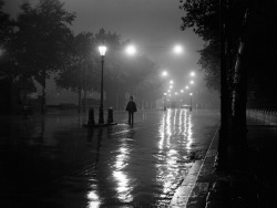 luzfosca:  Lonely Copper, London, 1929 “A London policeman finds himself without any traffic to direct on a rainy night on the River Thames Embankment between Chelsea and Westminster.” From Fox Photos/Getty Images Thanks to m3zzaluna 