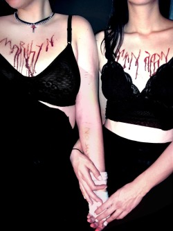 tumblingdarkly:  HALLOWEEN HOMAGE TO MY FAVORITE PHOTO. LEFT:KATE, RIGHT:ME 10/29/2011  (THE INSPIRATION. FROM MM AUTOBIO) 