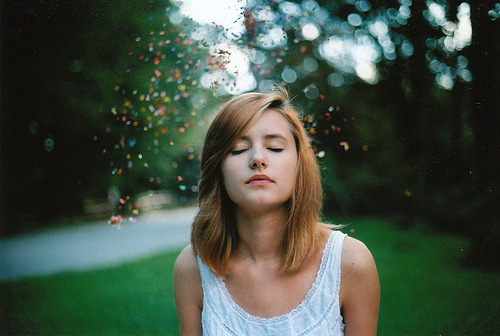 youremyfirework:   Tem coisas que vemos com os olhos, outras vemos com o coração.Em
