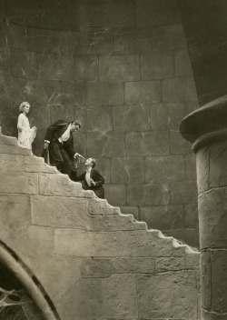  Bela Lugosi in Dracula (1931, dir. Tod