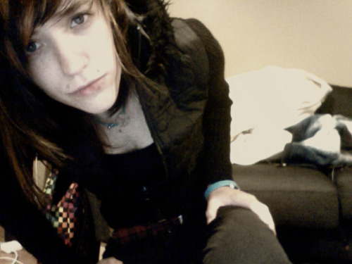 aboriri:  the-lesbian-omnibus:  Why? ‘Cause this is what a boss does <3   I’m reblogging your photo because…? Well because it’s what a boss does. <3  You look like Oliver Sykes. :O 