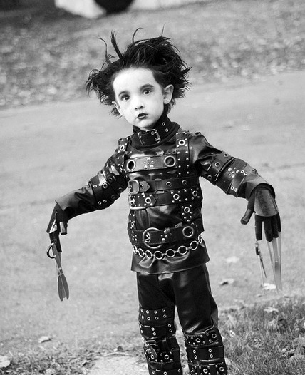 myway-myworld:  Nesse mundo louco em que vivemos, o Halloween é o dia que mais aparentamos ser normais.  