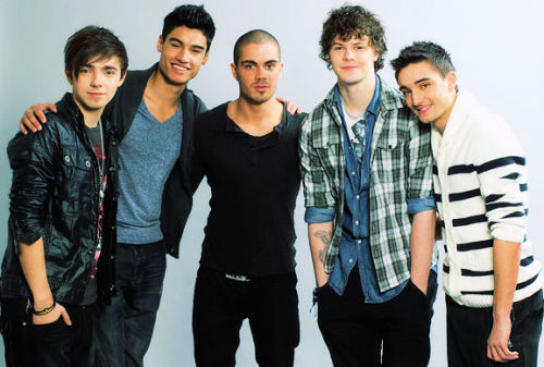 I HATE Nathan’s hair in these pictures but Jay & Siva look so cute & Tom…please smile more..Max…keep doing what you’re doing :D 