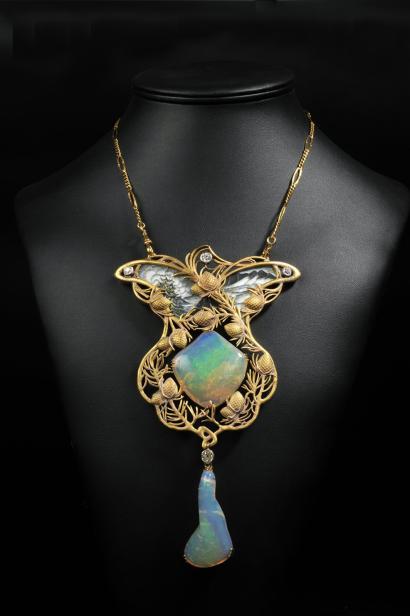Exceptional Art Nouveau pendant in matte gold enamel decorated with vegetal decoration of two opals 