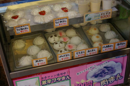 Top row (L-R): Mini anman (azuki bean filled bun), mini nikuman (pork filled bun), tapioca Bottom ro