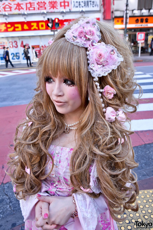 Friendly Japanese hime gyaru w/ La Pafait hair bow - photographed this weekend in Shibuya.