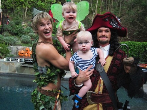 jgaskisanerd:betzine:whodisbeitbedarrenchrisyo:ActuallyNPH: Here’s a pic of the family in costume.Oh