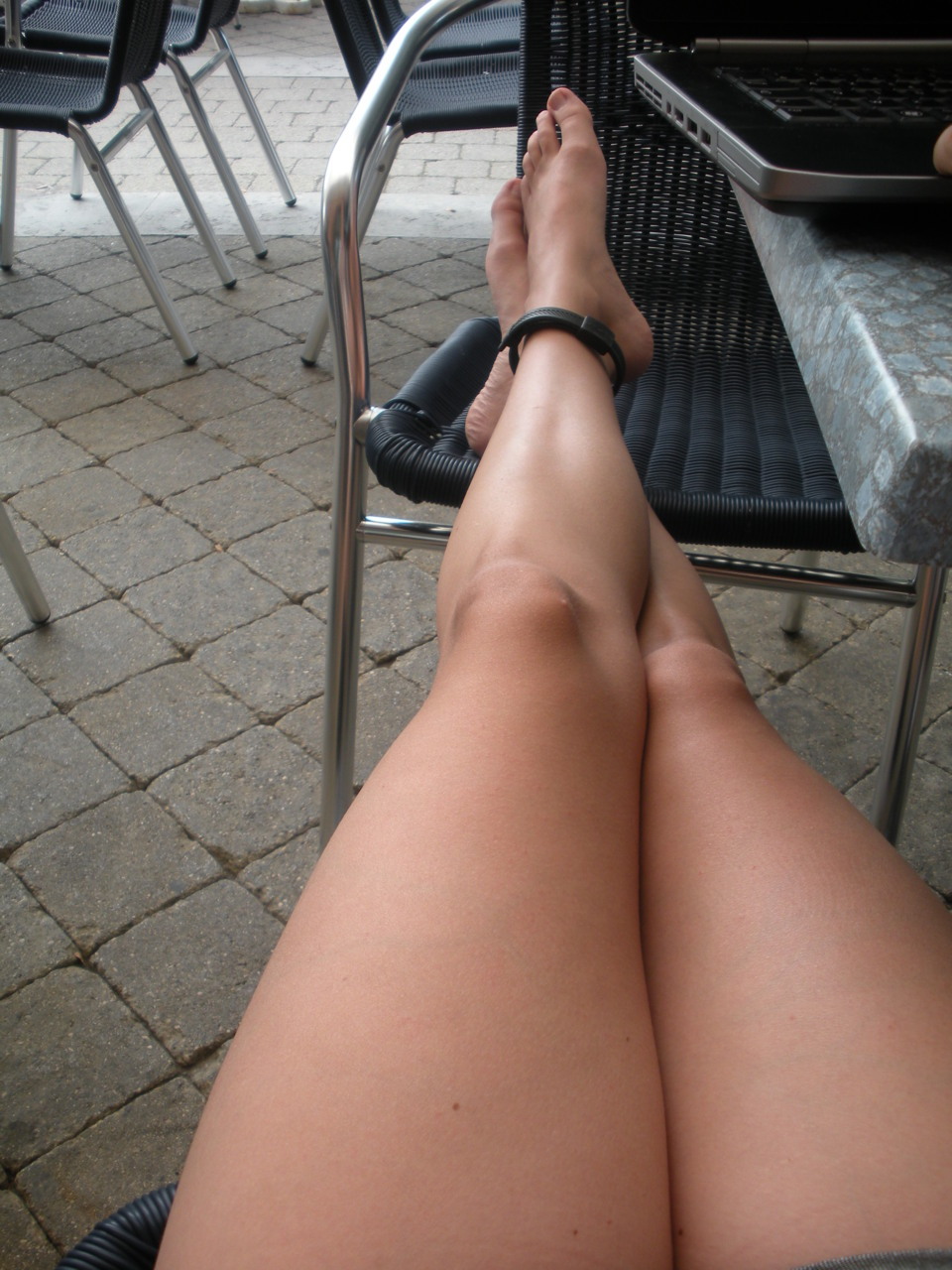 mes jambes Ã  une terrasse de cafÃ©, alala, les vacances&hellip; #pied #foot