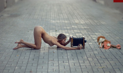 preferlifenaked:  ridiculouslybeautiful:  © Andrew Lucas  Live Life Naked with a camera. 