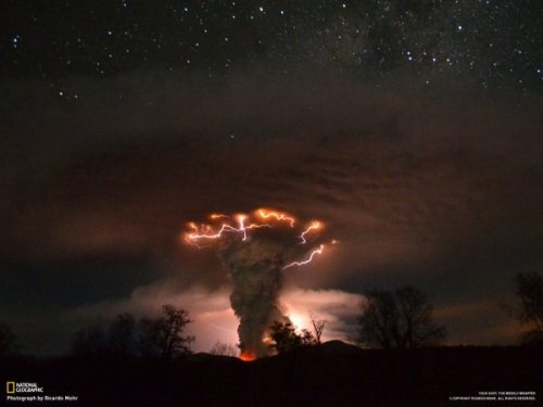 sav3mys0ul:  thedailywhat: Damn Nature U Scary of the Day: Chile’s Puyehue-Cordón Caulle volcano complex spews a scary cloud of ash and lightning during a June eruption that disrupted air travel throughout the region. Ricardo Mohr’s stunning shot