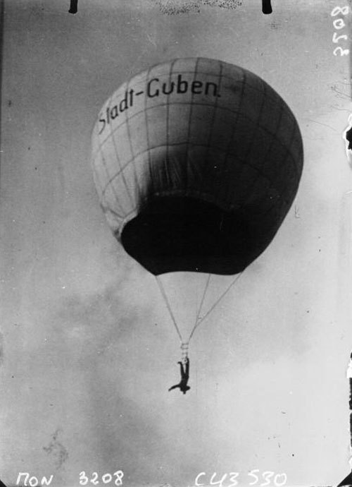 xplanes:“The pilot German parachutist Conrad testing a new parachute: [photography of press]/World A