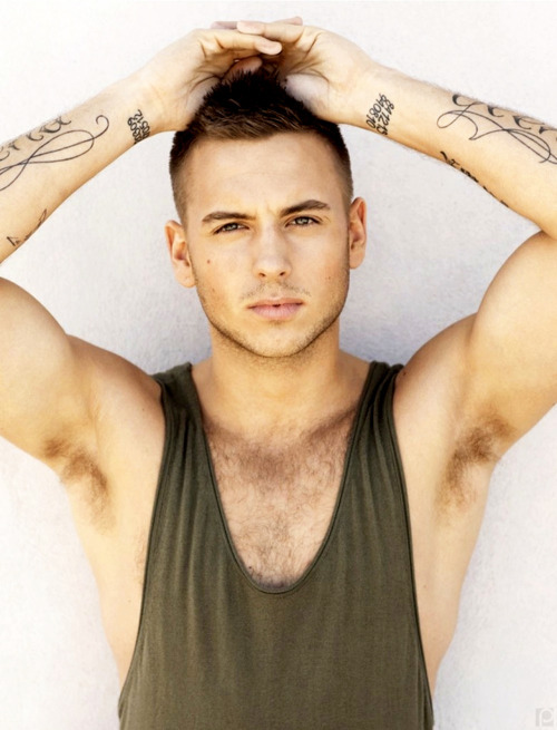 ojosasi82:  mancrushoftheday:  Visit The Man Crush Blog | Twitter | Facebook