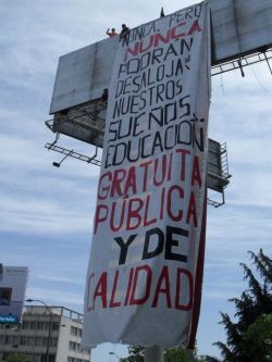 atomic-nightmare:  ” Nunca, pero NUNCA Podrán desalojar nuestro sueños.Educación Gratuita, Pública y de Calidad “ Lienzo gigante al costado del Frontis de la Usach &lt;3 