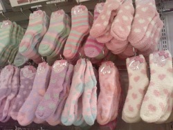 lilhoneybunny420:  I want all the fuzzy sockies 