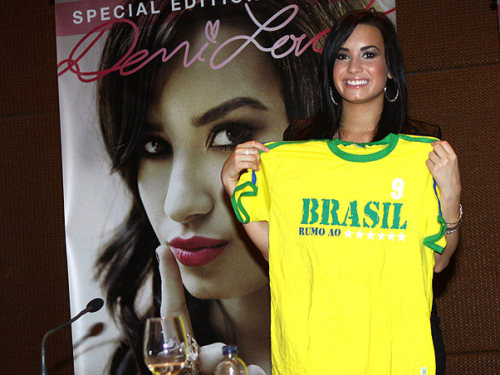 gabrielasalatiel:  “Não contem para ninguém, mas o Brasil é o meu país favorito!” - Demi Lovato no Rio de Janeiro em 27.O5.2O1O. 