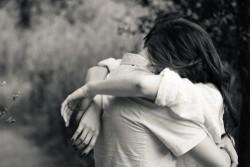  Preste atenção nos abraços que você recebe, neles pode conter todo o sentimento de alguém por você. 