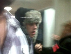 itsbiebersperry1d:  OMFG JUSTIN BIEBER IN THE AIRPORT THIS MORNING IN BELFAST!!!!   dude you look super good