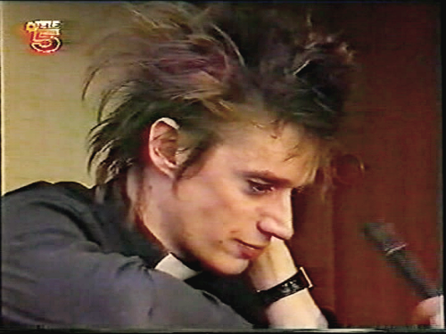 wildeoscars:seelebrenntblog:  What is Blixa smiling about?   Int: When you’re on stage, you give the