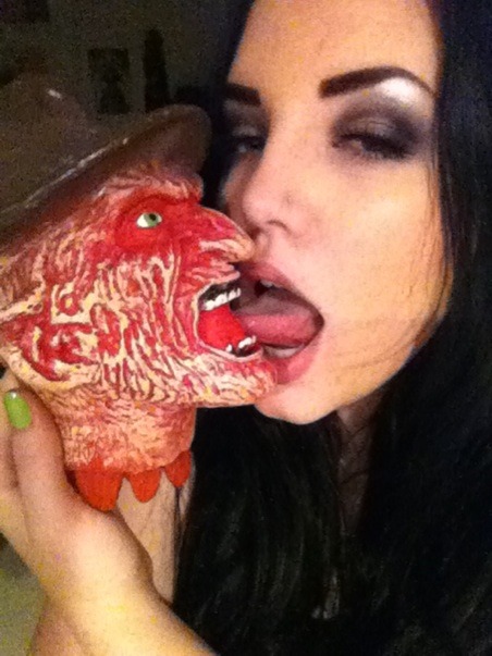 bellalaghostie:  This girl is so gorgeous! Follow her: sarahvonspook.tumblr.com 