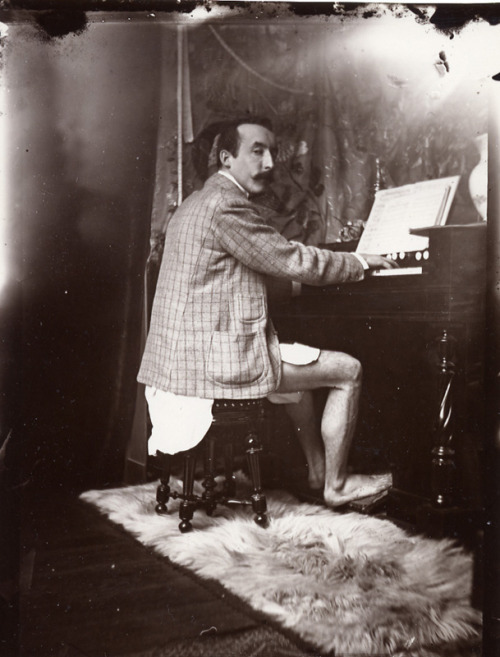lacalaveracatrina:  Alphonse Mucha, Paul Gauguin à l’harmonium dans l’atelier de 