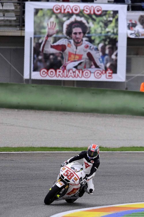 Kevin Schwantz rides Simoncelli’s bike for a tribute lap.