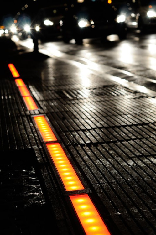 iyoupapa:  Pedestrian crossing (via Atmosphear) &copy; 2011 Atmosphear under CC-BY-NC-ND li