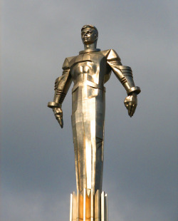 atompunk:  laughingsquid:  Superhero Style Statue of Soviet Cosmonaut Yuri Gagarin  It’s very Atompunk and Futuristic. 