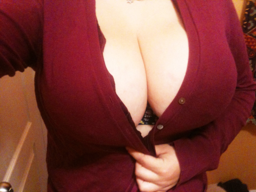 buryyourfaceinmytits:  I’m so fucking pale.  like this a lot lush pic,mmmmm.