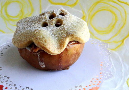 thecx:  whatgraybirdwears:  bearlyonearth:  alibuttons:  dreamwalkers:  Apple pie in an apple  Is this real life? 0_0  I need a bib for my droooolz.  whoa. well. okay then. i know what i’m making tomorrow…    Oh wow. I NEED this.