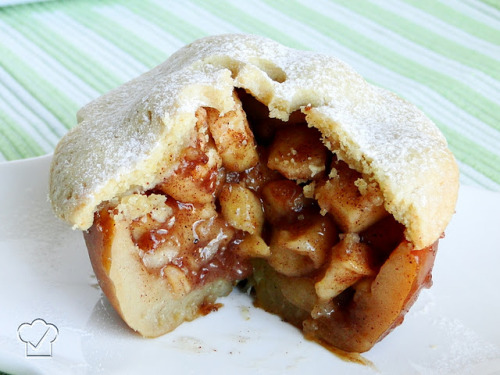 thecx:  whatgraybirdwears:  bearlyonearth:  alibuttons:  dreamwalkers:  Apple pie in an apple  Is this real life? 0_0  I need a bib for my droooolz.  whoa. well. okay then. i know what i’m making tomorrow…    Oh wow. I NEED this.