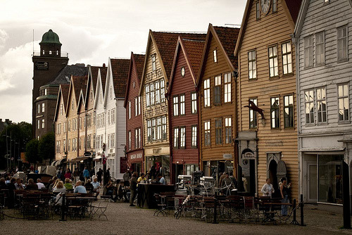 scandinavia-mania:  Bryggen - Bergen (par *heloise*) 