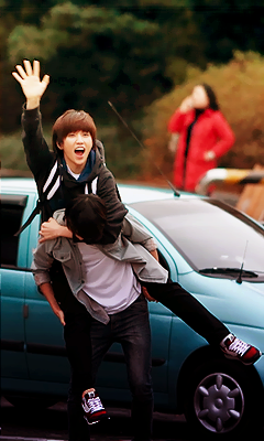 glychi:  Gongchan trying to give Sandeul a piggy back ride, but failed miserably.