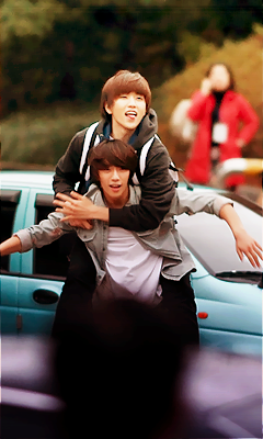 glychi:  Gongchan trying to give Sandeul a piggy back ride, but failed miserably.