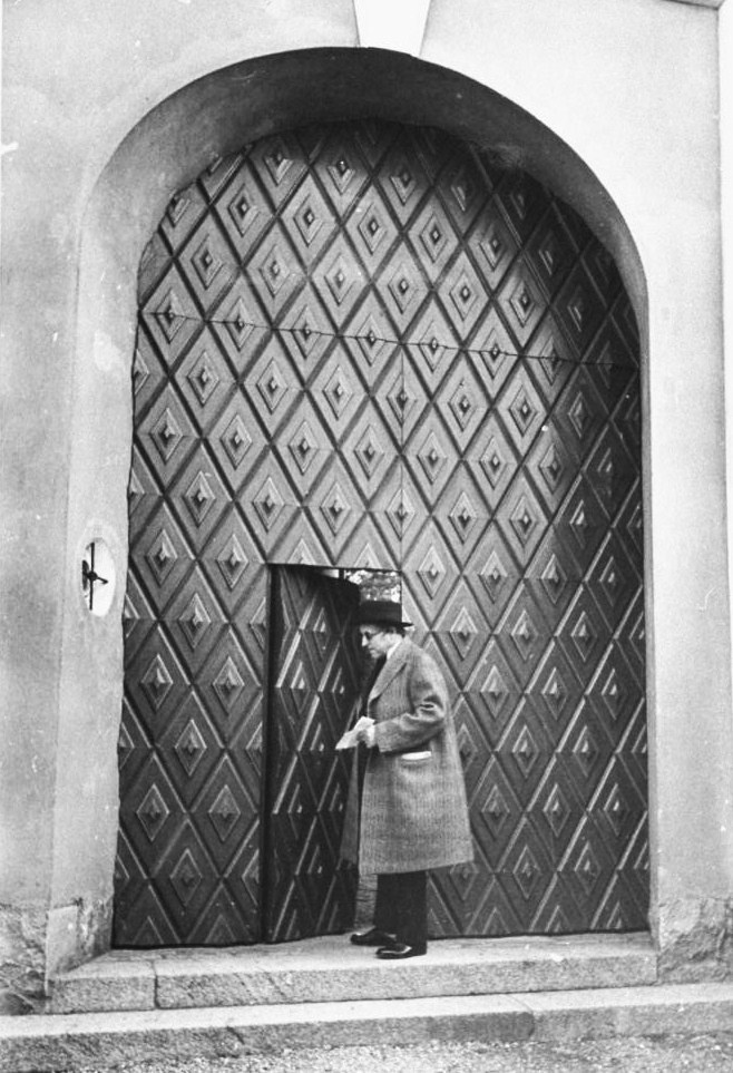 legrandcirque:
“ Swedish sculptor Carl Milles opening the elaborate door to his home. Photograph by Alfred Eisenstaedt. Stockholm, Sweden, 1934.
”