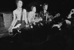 simplementebubu:  sanchopocho:  1978– Sid Vicious; Johnny Rotten; Paul Cook mingling with a couple ladies at the Longhorn Ballroom in Dallas, Texas. Image by © Lynn Goldsmith/Corbis  tha real fack da police 