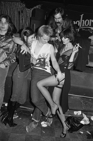 simplementebubu:  sanchopocho:  1978– Sid Vicious; Johnny Rotten; Paul Cook mingling with a couple ladies at the Longhorn Ballroom in Dallas, Texas. Image by © Lynn Goldsmith/Corbis  tha real fack da police 