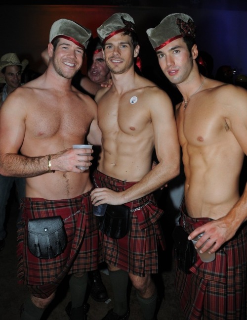 hunkypunkymonkey:  pull up yer kilt gillean an’ let’s see th’ haggis 