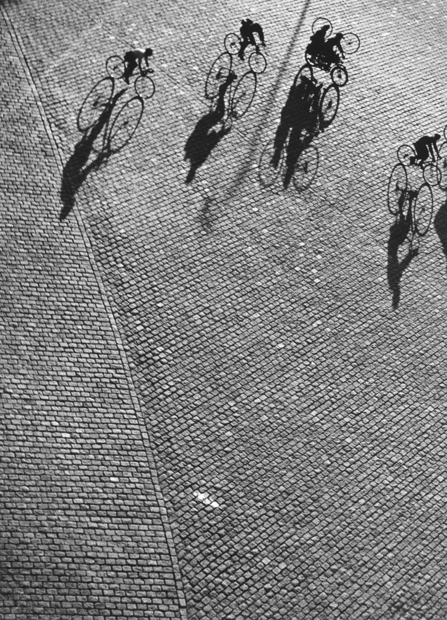 Lucien Hervé
Paris sans quitter ma fenêtre (Les Cyclistes), 1948