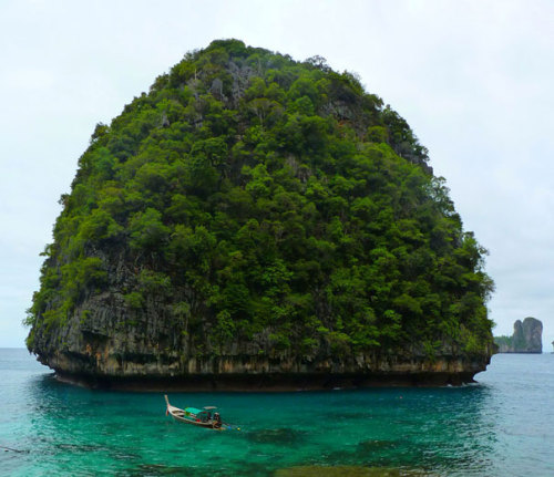 ambivalentme-blog-blog:  The Phi Phi Islands, Thailand