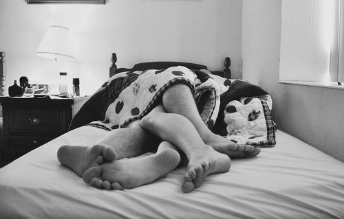    — Eu te amo. – murmurou ela enquanto enroscava-se no rapaz, que sorriu presunçoso.—