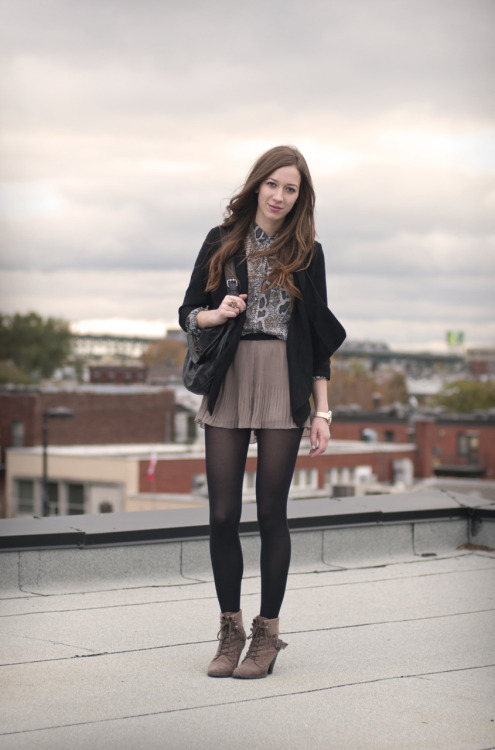 Black tights, beige boots and short skirt