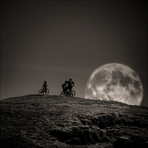 delightfulcycles: to the moooooooooooooon madaeli26:  by Frederic Baque